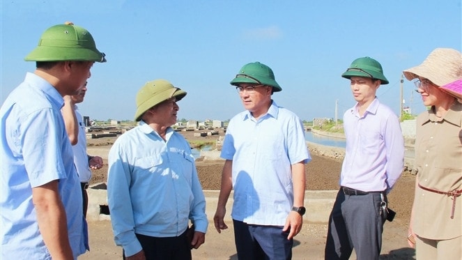 Phó Chủ tịch Thường trực HĐND tỉnh Nguyễn Nam Đình trao đổi với người dân huyện Quỳnh Lư liên quan đến chính sách phát triển nông, ngư nghiệp do HĐND tỉnh ban hành - Ảnh M.Hoa