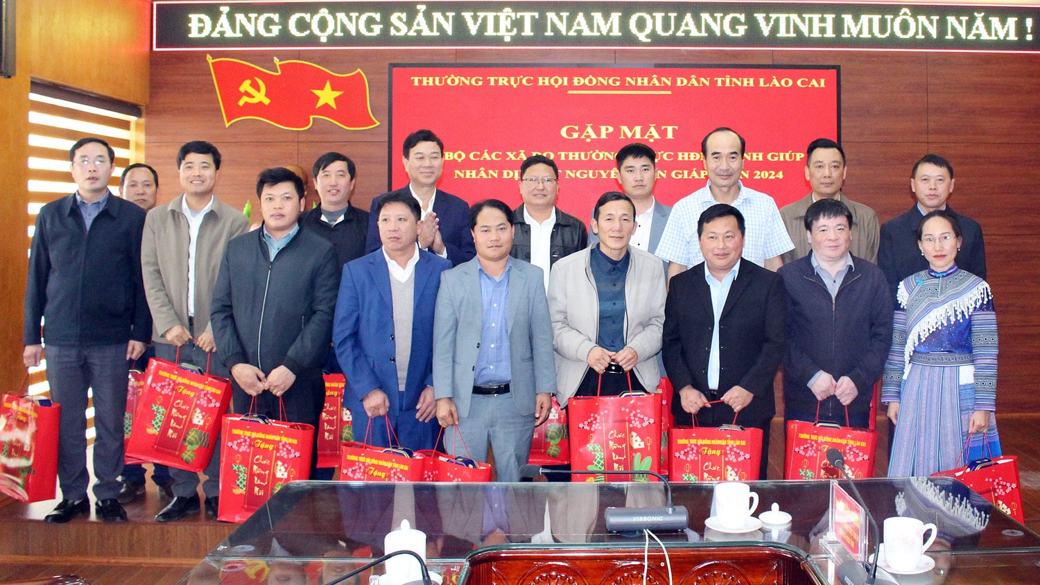Thường trực HĐND tỉnh tặng quà cho cán bộ chủ chốt ở các xã nghèo Thường trực HĐND tỉnh tặng quà cho cán bộ chủ chốt ở các xã nghèo. -0