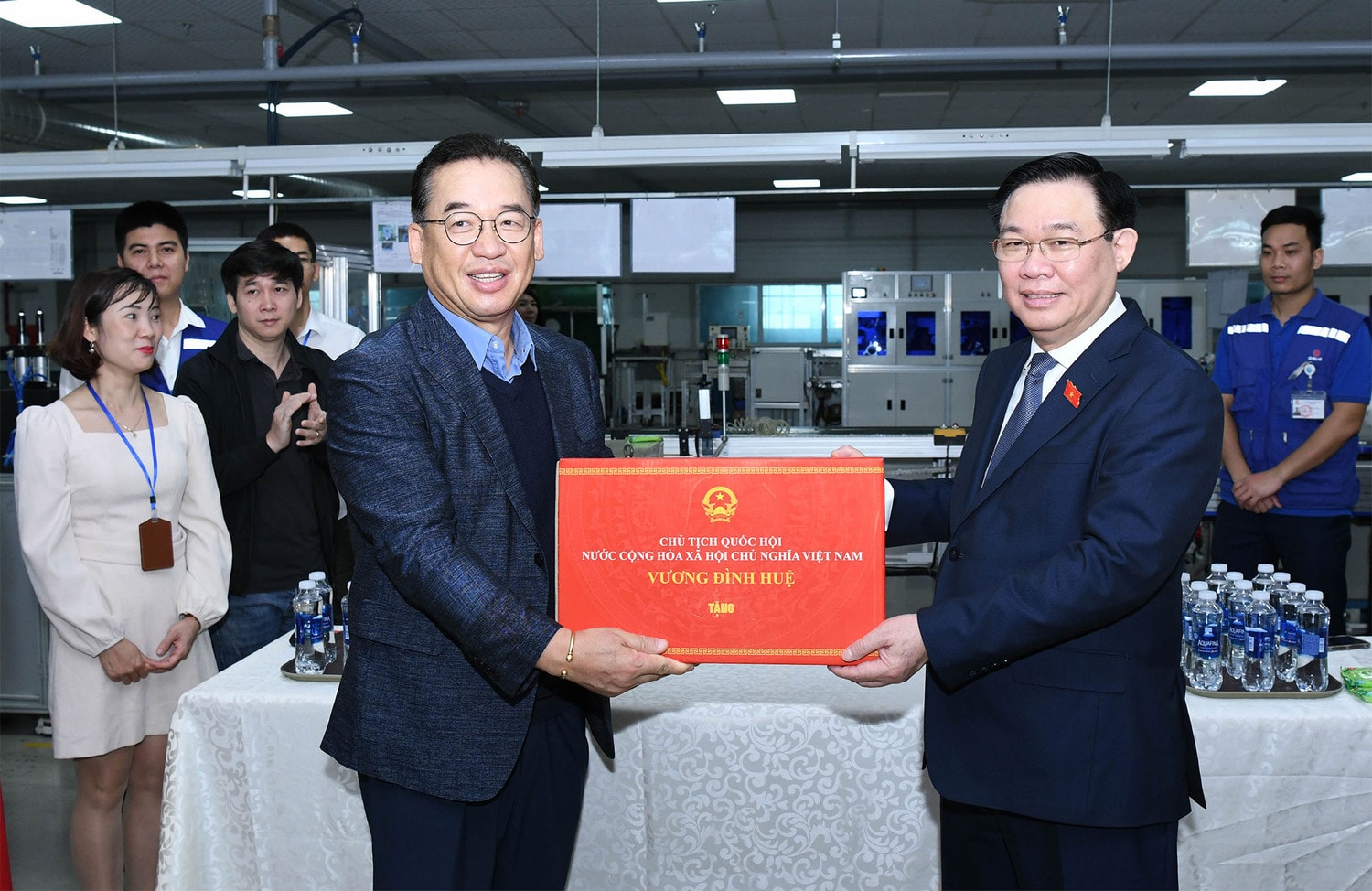 Chủ tịch Quốc hội Vương Đình Huệ thăm, tặng quà công nhân, gia đình chính sách tại tỉnh Thái Bình -0