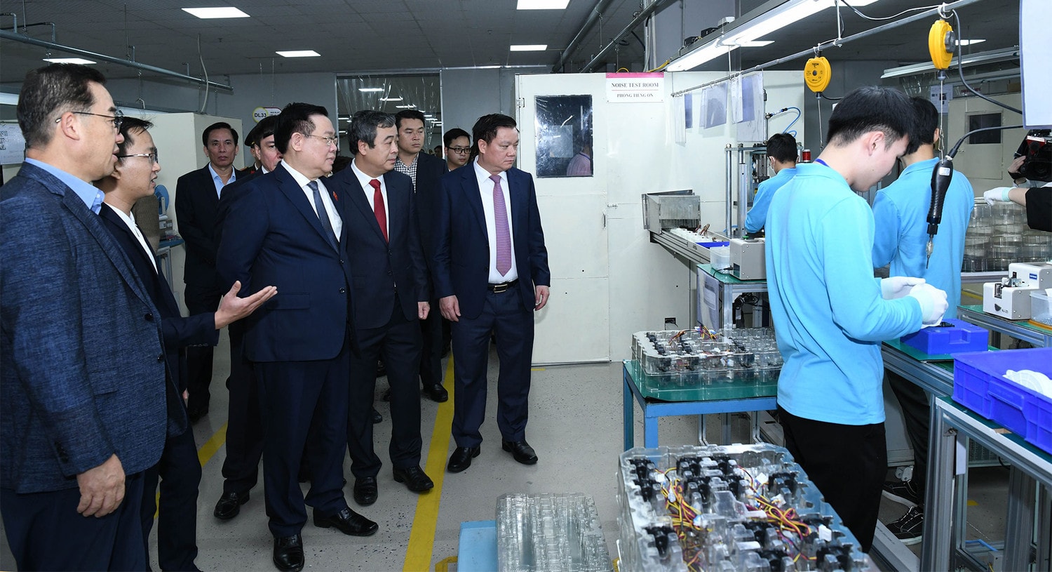 Chủ tịch Quốc hội Vương Đình Huệ thăm, tặng quà công nhân, gia đình chính sách tại tỉnh Thái Bình -0