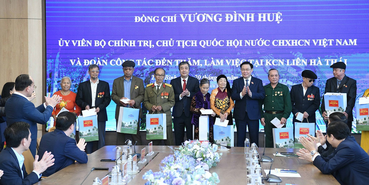 Chủ tịch Quốc hội Vương Đình Huệ thăm, tặng quà công nhân, gia đình chính sách tại tỉnh Thái Bình -0