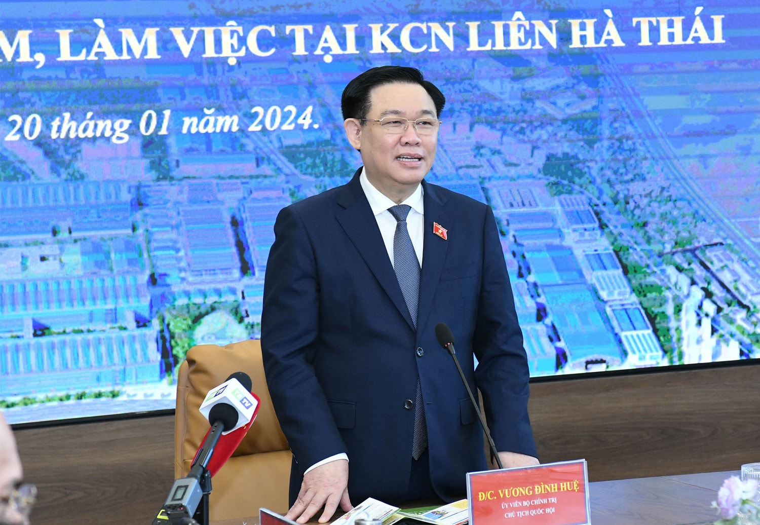 Chủ tịch Quốc hội Vương Đình Huệ thăm, tặng quà công nhân, gia đình chính sách tại tỉnh Thái Bình -0