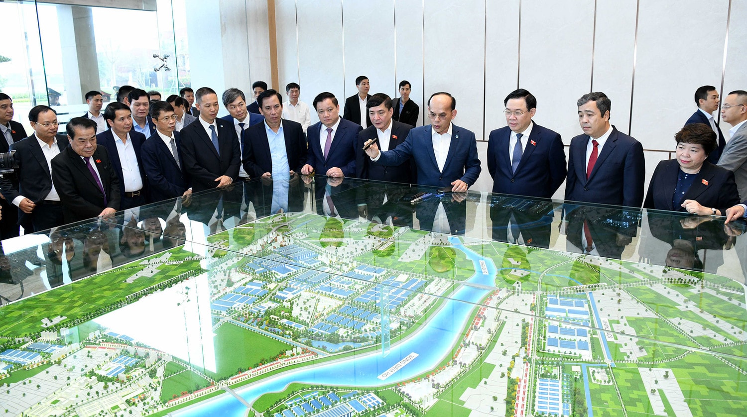 Chủ tịch Quốc hội Vương Đình Huệ thăm, tặng quà công nhân, gia đình chính sách tại tỉnh Thái Bình