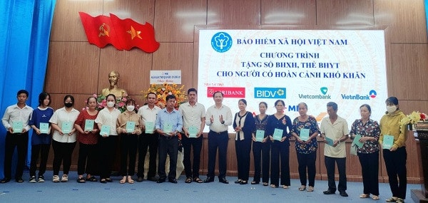 Trao tặng sổ và thẻ bảo hiểm cho người có hoàn cảnh khó khan tỉnh Long An -0