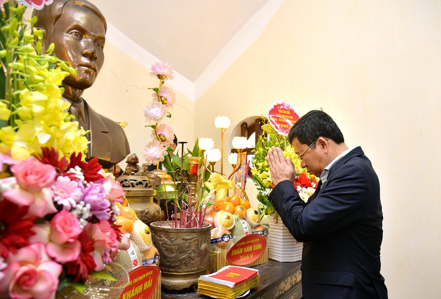 Chủ nhiệm Ủy ban Đối ngoại Vũ Hải Hà dâng hương tại Khu lưu niệm Anh hùng lực lượng vũ trang nhân dân, liệt sĩ Vũ Văn Hiếu, xã Hải An