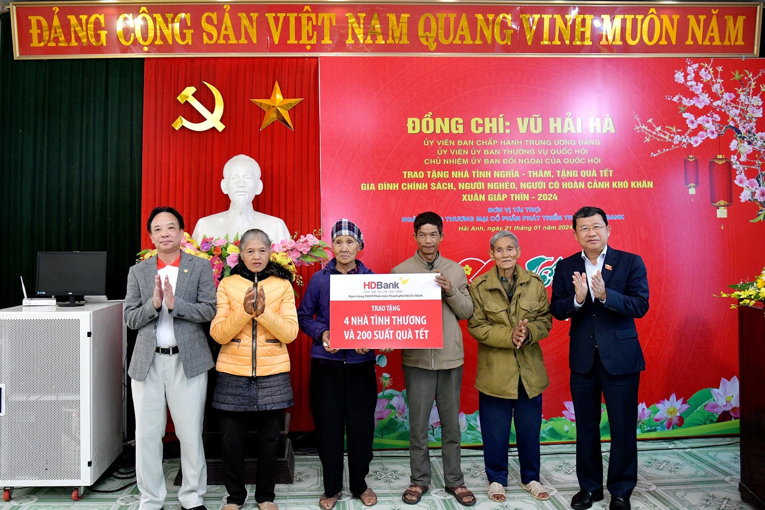 Chủ nhiệm Ủy ban Đối ngoại Vũ Hải Hà trao tặng nhà tình nghĩa cho các gia đình chính sách, có hoàn cảnh khó khăn