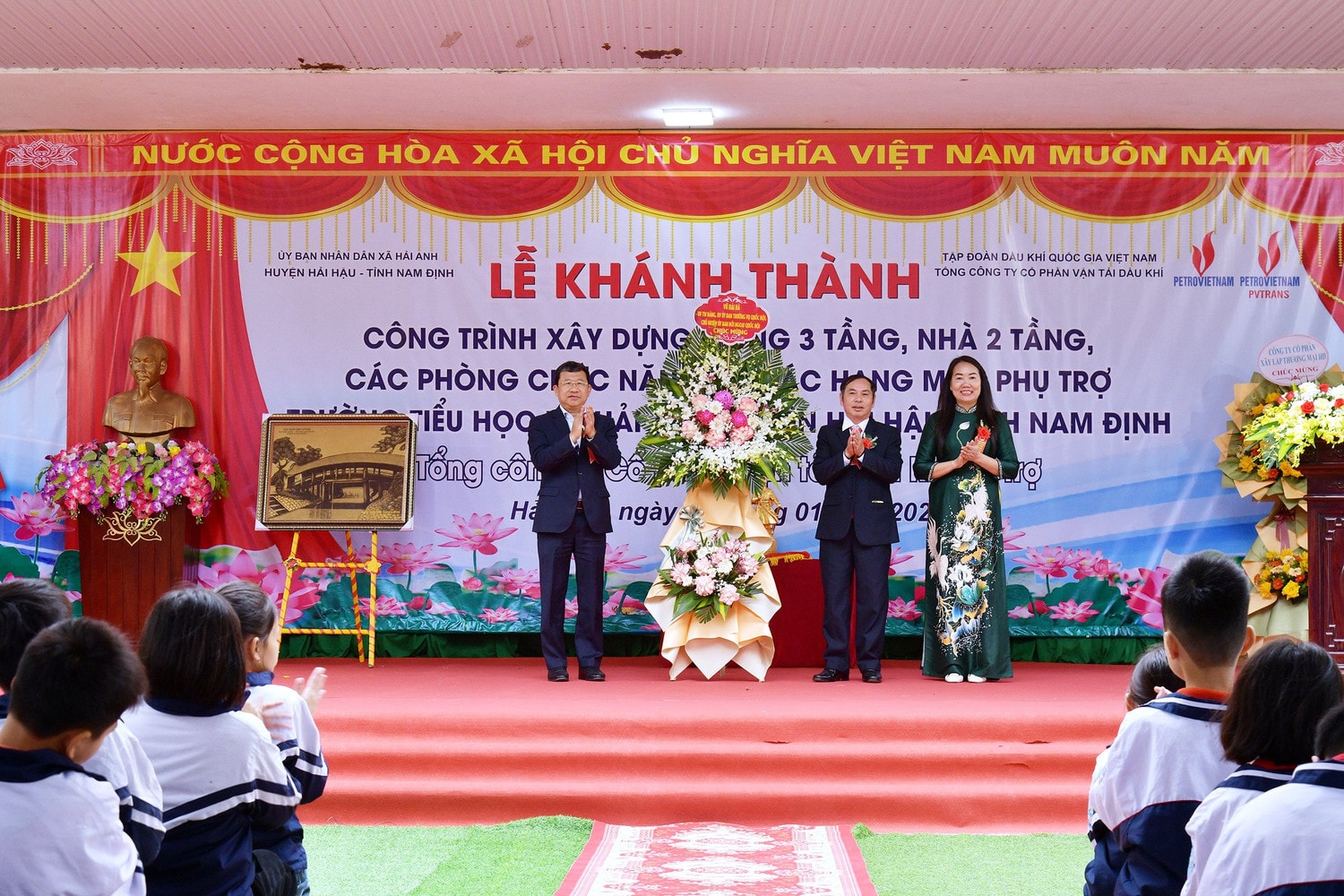 Chủ nhiệm Ủy ban Đối ngoại Vũ Hải Hà tặng hoa chúc mừng Trường Tiểu học xã Hải Anh