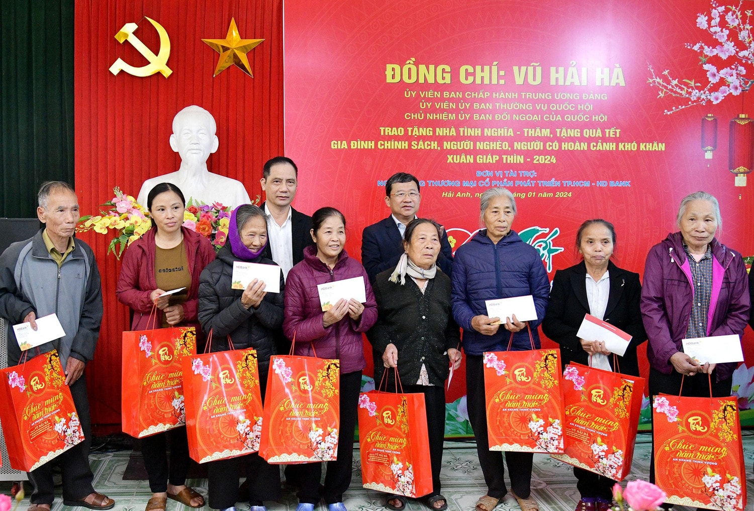 Chủ nhiệm Ủy ban Đối ngoại Vũ Hải Hà tặng quà Tết cho các gia đình có hoàn cảnh khó khăn của huyện Hải Hậu