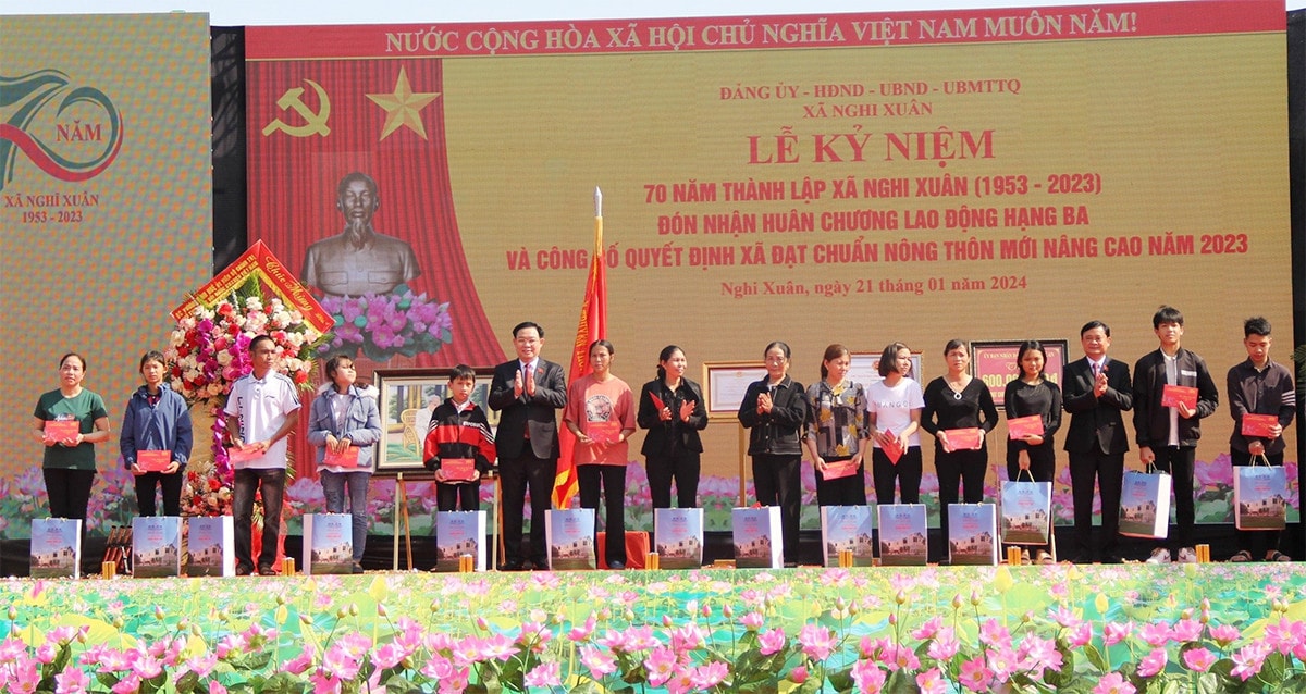 Chủ tịch Quốc hội Vương Đình Huệ dự Lễ đón nhận Huân chương Lao động hạng Ba của xã Nghi Xuân, Nghệ An -1