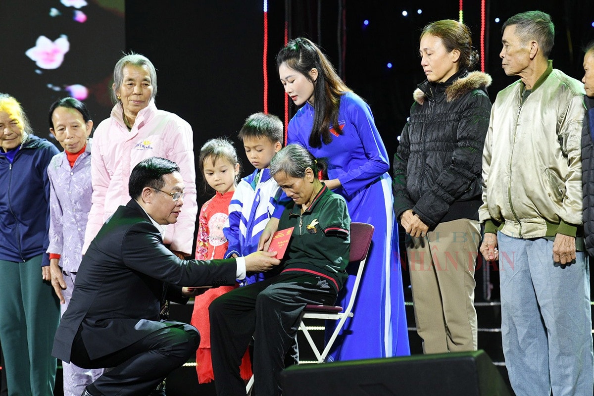 Chủ tịch Quốc hội Vương Đình Huệ dự Chương trình “Tết vì người nghèo –Xuân Giáp Thìn 2024” tại tỉnh Nghệ An -0