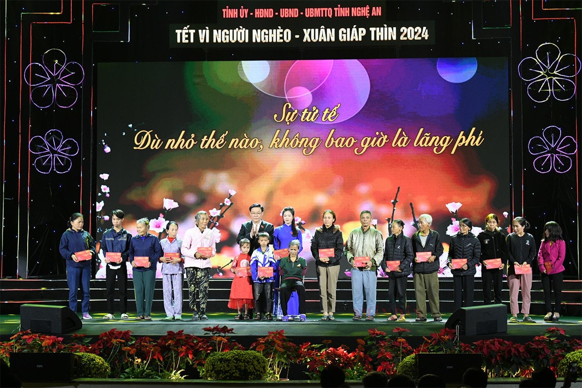 Chủ tịch Quốc hội Vương Đình Huệ dự Chương trình “Tết vì người nghèo –Xuân Giáp Thìn 2024” tại tỉnh Nghệ An -1
