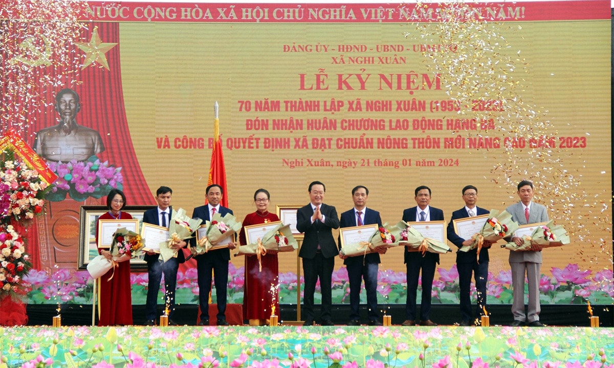 Chủ tịch Quốc hội Vương Đình Huệ dự Lễ đón nhận Huân chương Lao động hạng Ba của xã Nghi Xuân, Nghệ An -2