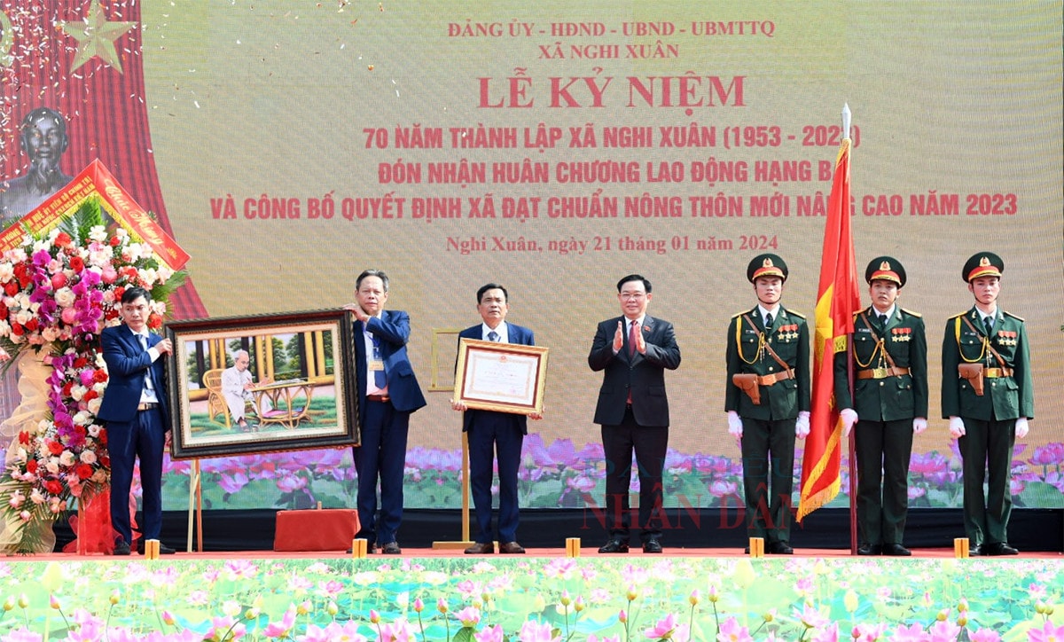 Chủ tịch Quốc hội Vương Đình Huệ dự Lễ đón nhận Huân chương Lao động hạng Ba của xã Nghi Xuân, Nghệ An -1