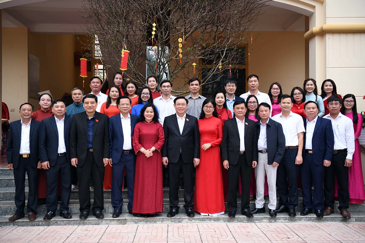 Một số hình ảnh Chủ tịch Quốc hội Vương Đình Huệ tặng quà Tết gia đình chính sách, người có hoàn cảnh khó khăn huyện Yên Thành, tỉnh Nghệ An -2