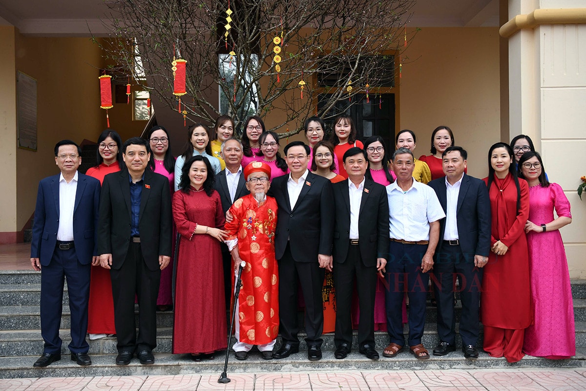 Một số hình ảnh Chủ tịch Quốc hội Vương Đình Huệ tặng quà Tết gia đình chính sách, người có hoàn cảnh khó khăn huyện Yên Thành, tỉnh Nghệ An -1