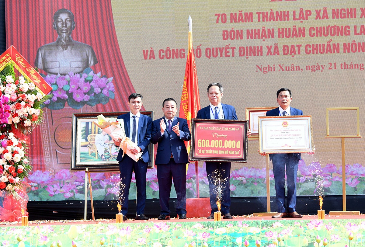 Chủ tịch Quốc hội Vương Đình Huệ dự Lễ đón nhận Huân chương Lao động hạng Ba của xã Nghi Xuân, Nghệ An -0