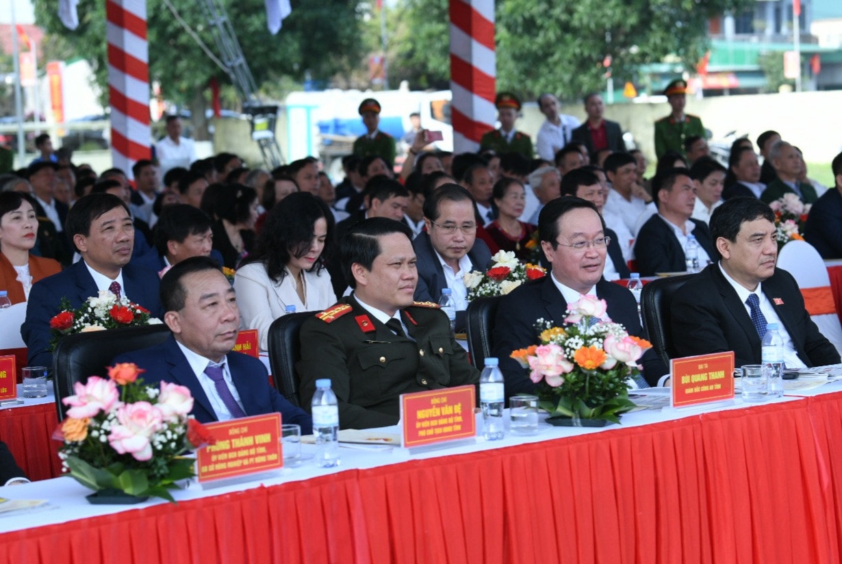 Chủ tịch Quốc hội Vương Đình Huệ dự Lễ đón nhận Huân chương Lao động hạng Ba của xã Nghi Xuân, Nghệ An ảnh 11 Chủ tịch Quốc hội Vương Đình Huệ dự Lễ đón nhận Huân chương Lao động hạng Ba của xã Nghi Xuân, Nghệ An -0