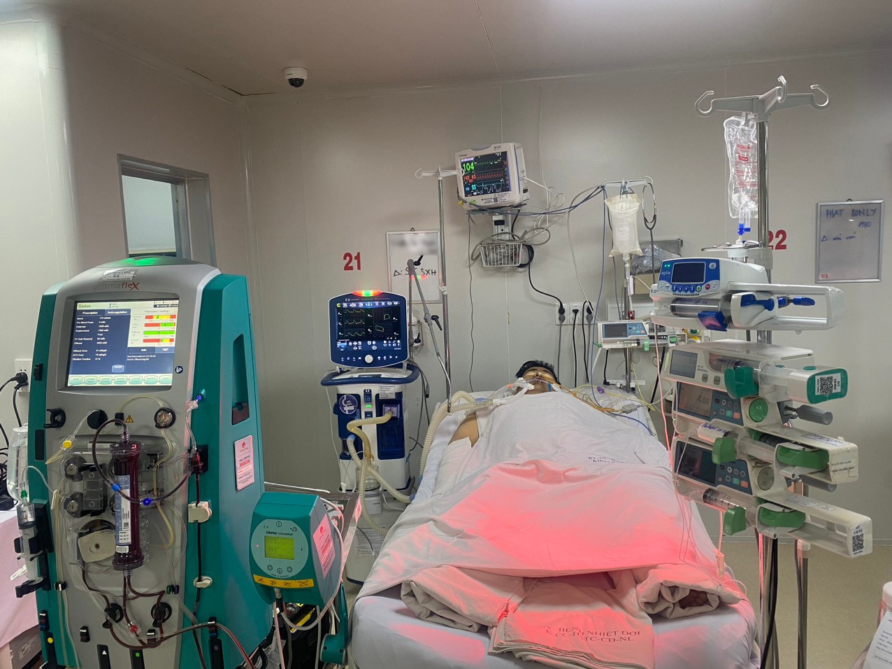 Sốt xuất huyết Dengue nặng, nam bệnh nhân 21 tuổi nhập viện -0