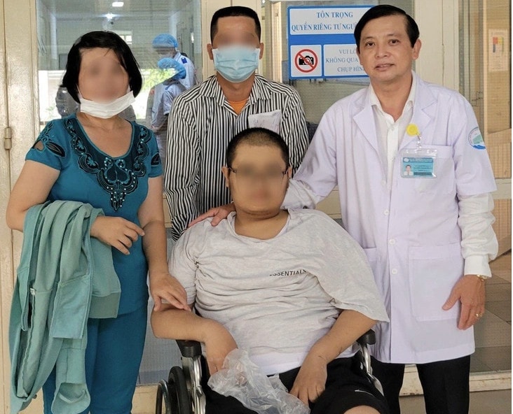 Sốt xuất huyết Dengue nặng, nam bệnh nhân 21 tuổi nhập viện -0