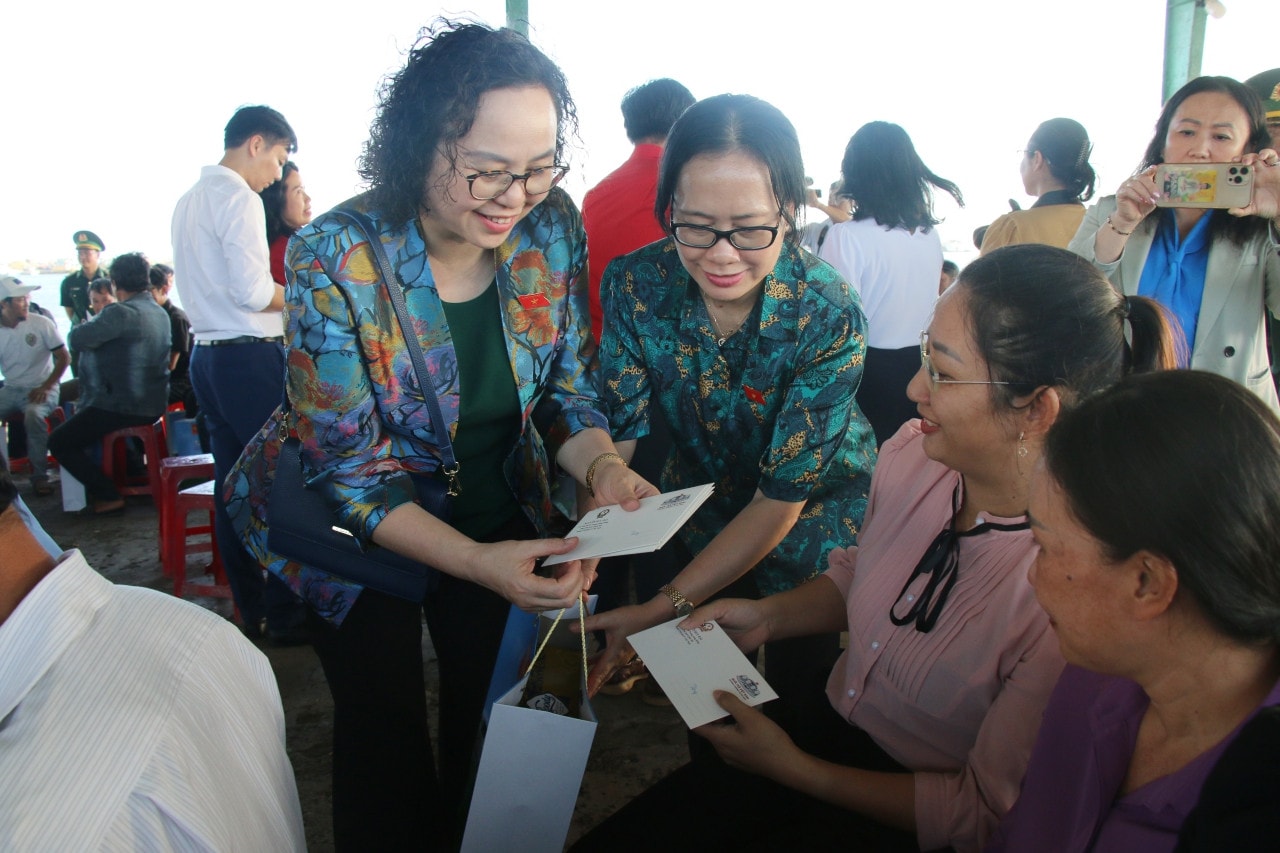 Phó Chủ tịch Hội đồng Dân tộc Cao Thị Xuân và Phó Tổng Thư ký Quốc hội, Phó Chủ nhiệm Văn phòng Quốc hội Nguyễn Thị Thúy Ngần tặng quà ngư dân, người lao động có hoàn cảnh khó khăn trên địa bàn TP Phan Thiết Phó Chủ tịch Quốc hội Nguyễn Đức Hải thăm, tặng quà Tết tại tỉnh Bình Thuận -0