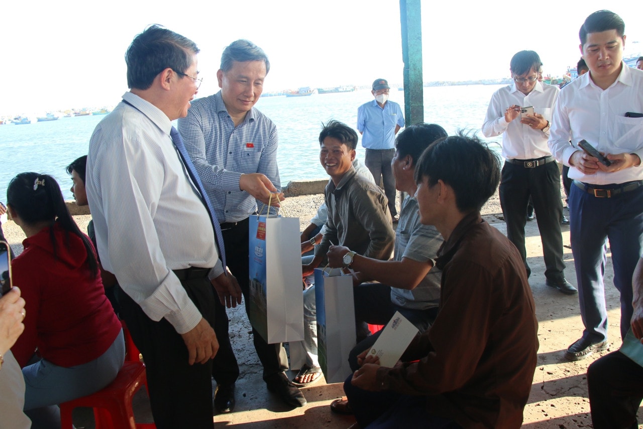 Chủ nhiệm Ủy ban Khoa học, Công nghệ và Môi trường Lê Quang Huy tặng quà ngư dân và người lao động có hoàn cảnh khó khăn trên địa bàn TP Phan Thiết Phó Chủ tịch Quốc hội Nguyễn Đức Hải thăm, tặng quà Tết tại tỉnh Bình Thuận -0