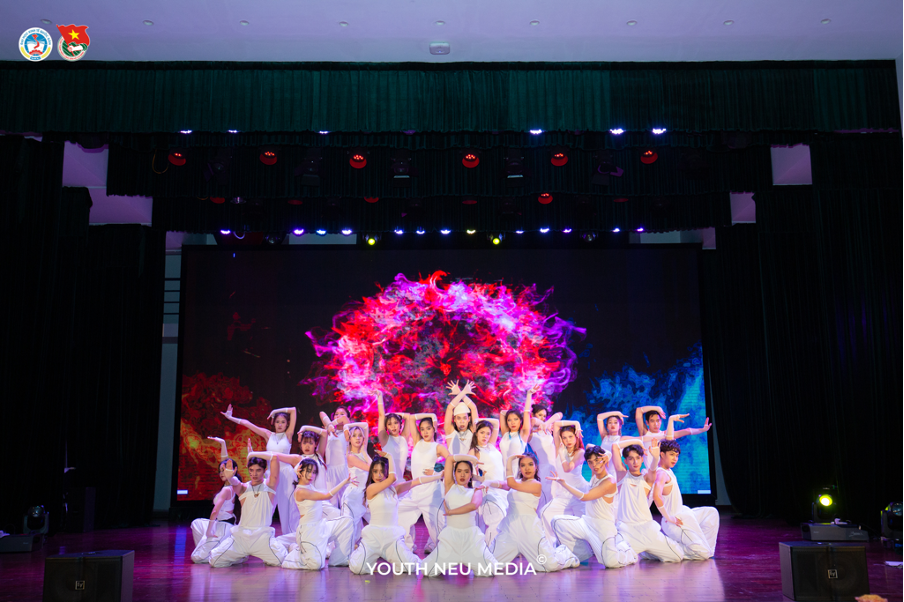 NEU Glory Night 2024: Dấu mốc ấn tượng trong hành trình rực rỡ của Trường Đại học Kinh tế Quốc dân. -2