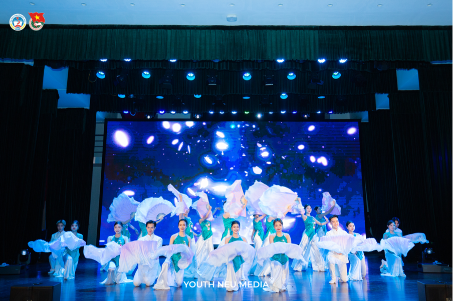 NEU Glory Night 2024: Dấu mốc ấn tượng trong hành trình rực rỡ của Trường Đại học Kinh tế Quốc dân. -1