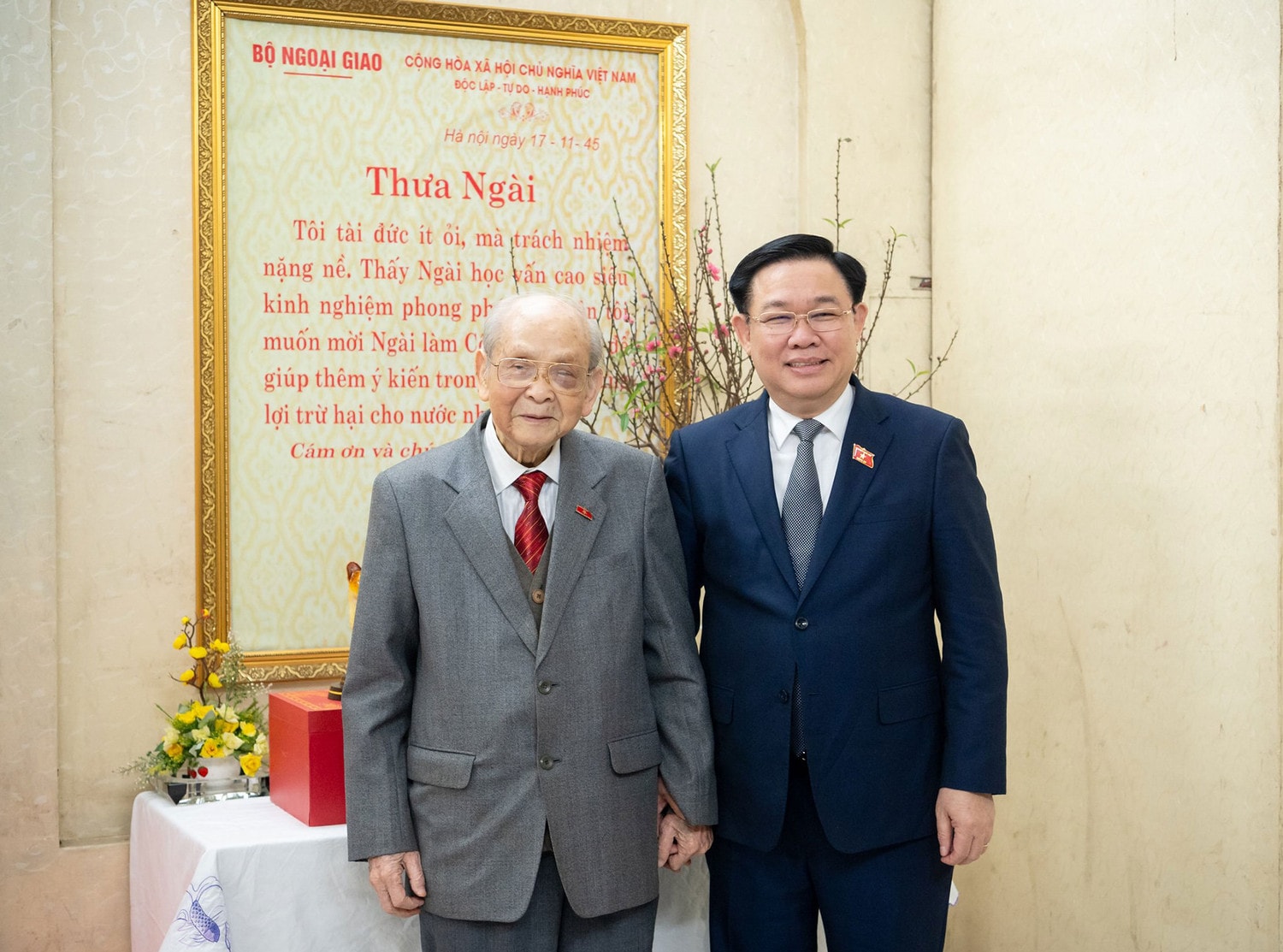 Chủ tịch Quốc hội Vương Đình Huệ thăm, chúc Tết gia đình các nguyên Chủ tịch Quốc hội -1