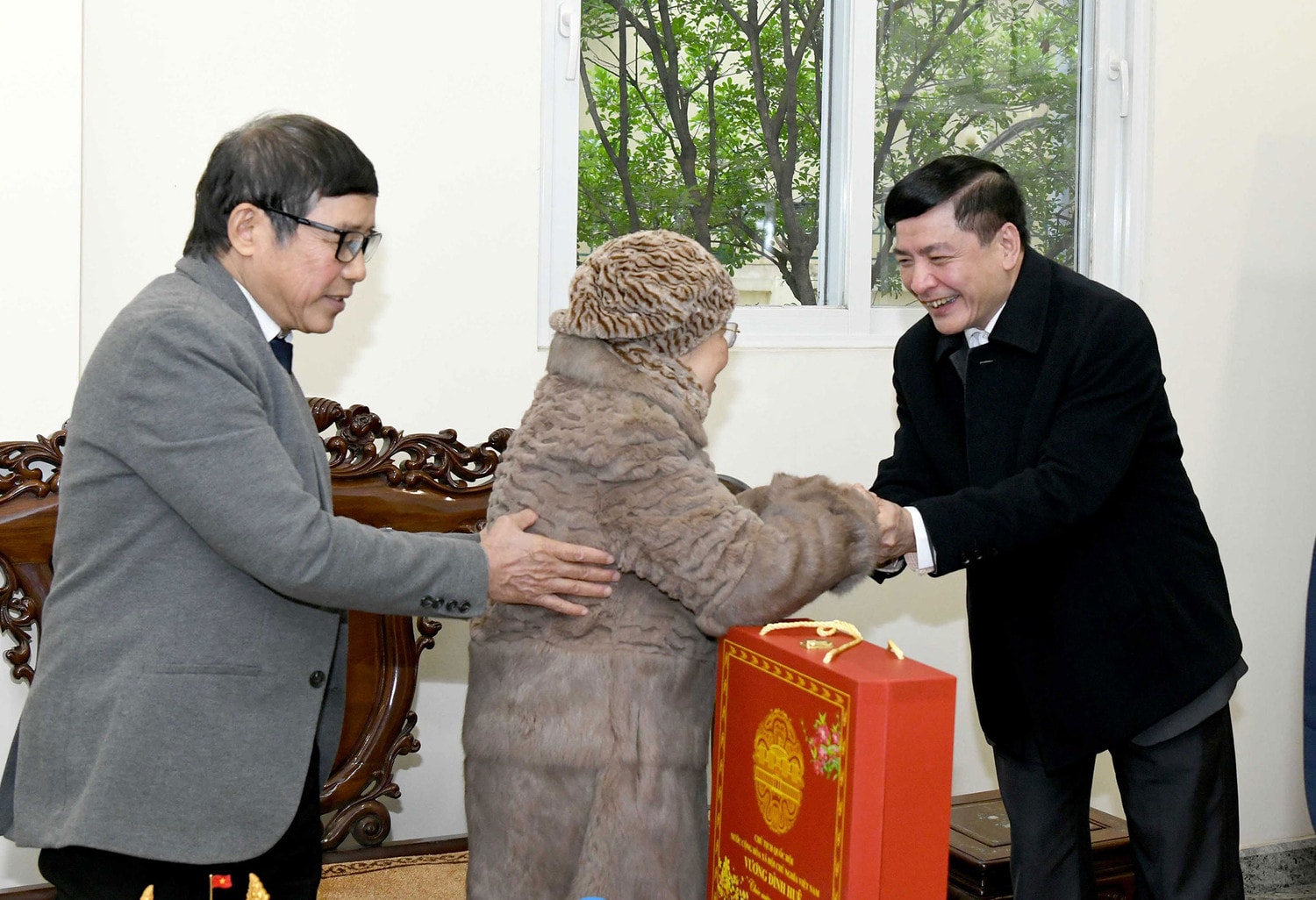 Chủ tịch Quốc hội Vương Đình Huệ thăm, chúc Tết gia đình các nguyên Chủ tịch Quốc hội -0