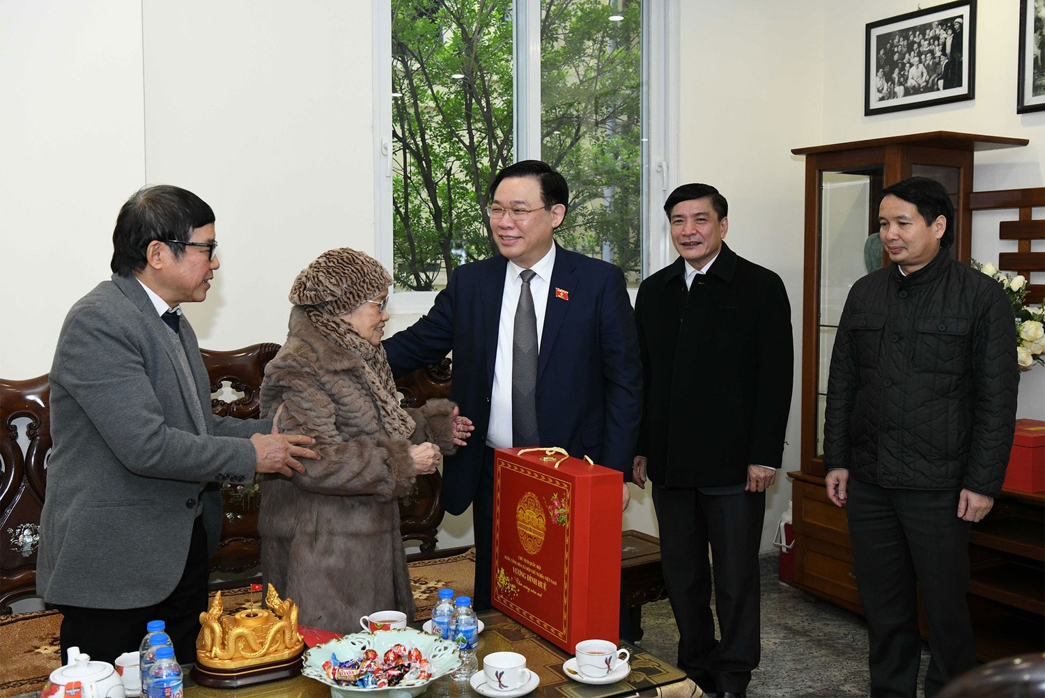 Chủ tịch Quốc hội Vương Đình Huệ thăm, chúc Tết gia đình các nguyên Chủ tịch Quốc hội -0