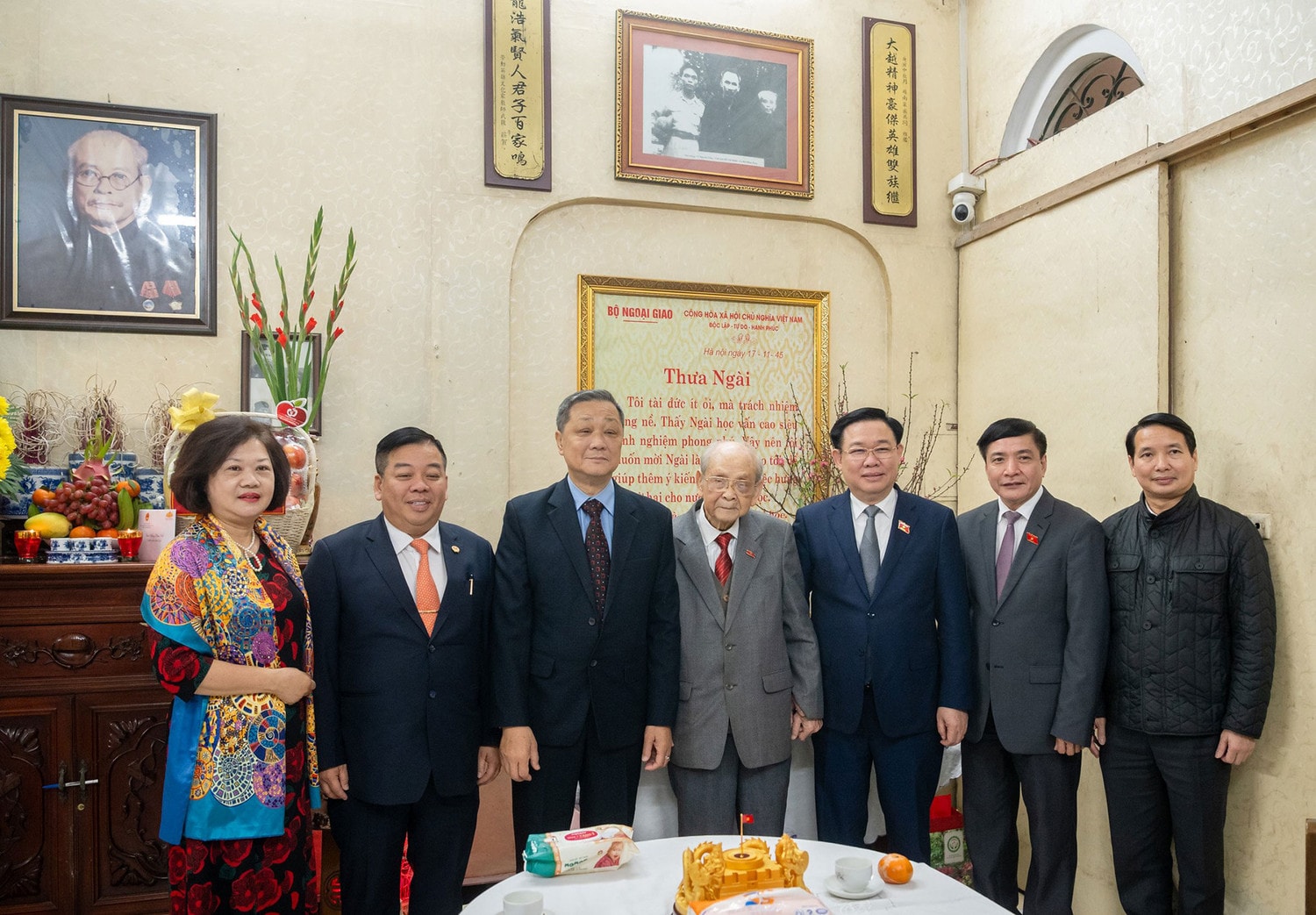 Chủ tịch Quốc hội Vương Đình Huệ thăm, chúc Tết gia đình các nguyên Chủ tịch Quốc hội -0