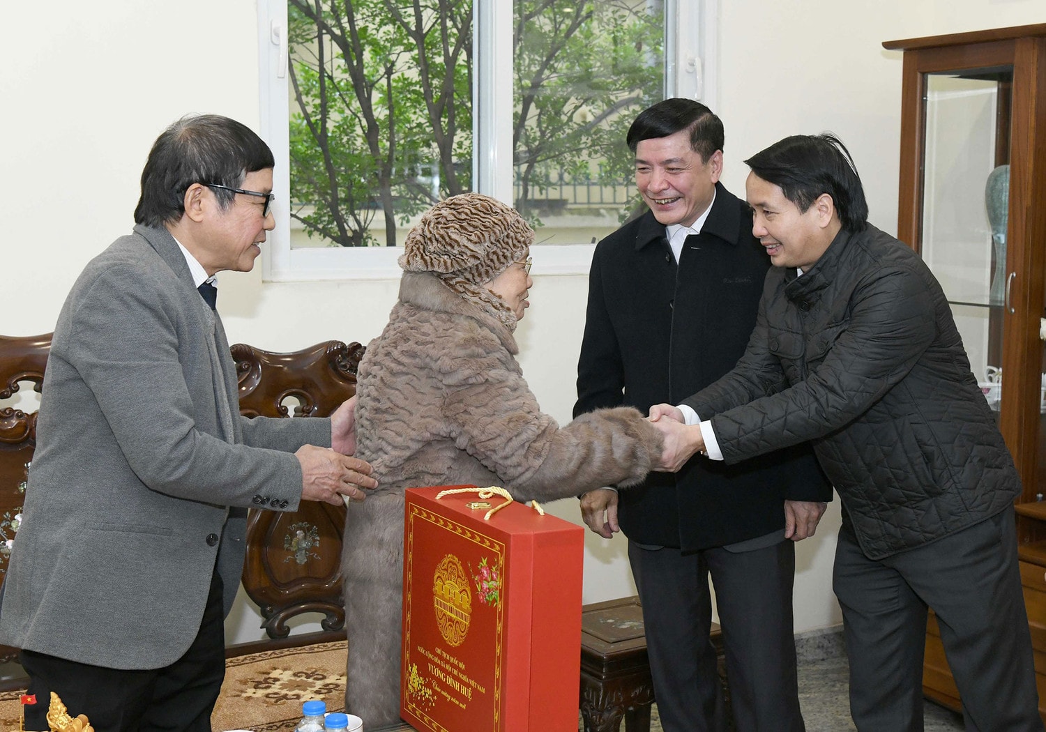 Chủ tịch Quốc hội Vương Đình Huệ thăm, chúc Tết gia đình các nguyên Chủ tịch Quốc hội -0