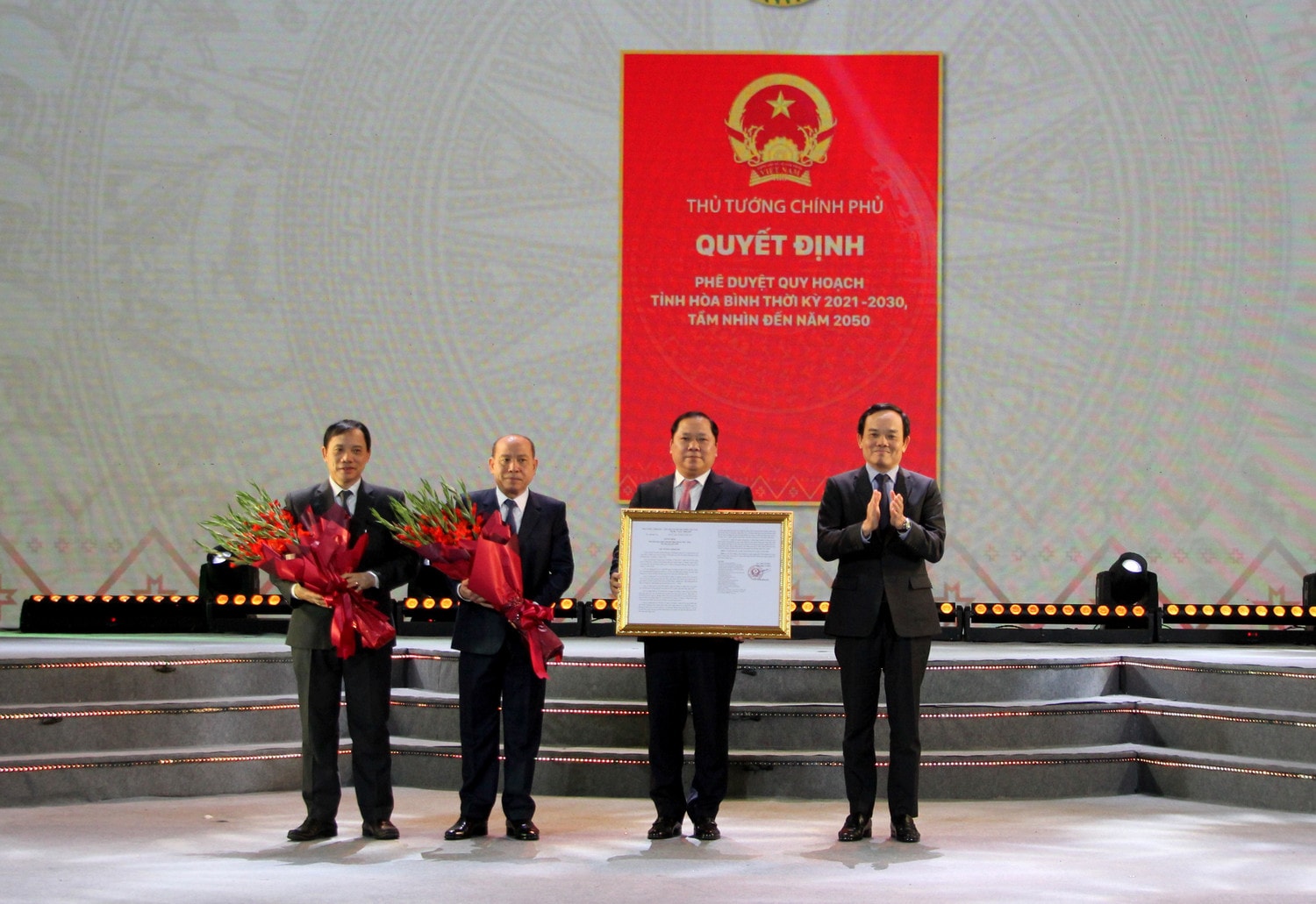 Phó Thủ tướng Chính phủ Trần Lưu Quang trao Quyết định Phê duyệt Quy hoạch tỉnh Hòa Bình thời kỳ 2021 - 2030, tầm nhìn đến năm 2050. Ảnh: Thuỳ An Công bố Quy hoạch tỉnh Hòa Bình thời kỳ 2021 - 2030, tầm nhìn đến năm 2050 -0