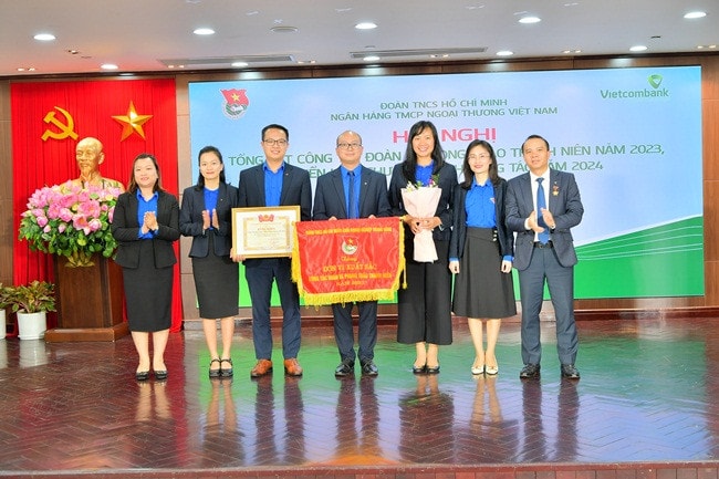 Đoàn Thanh niên Vietcombank vinh dự nhận Cờ đơn vị Xuất sắc Công tác Đoàn và phong trào Thanh niên năm 2023 của Đoàn Khối doanh nghiệp Trung ương. Ảnh: VCB