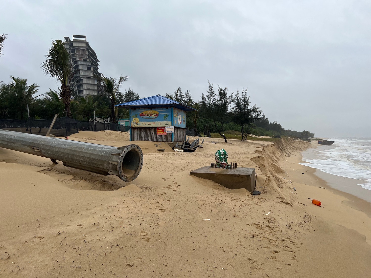 Xâm thực mạnh bất thường “nuốt chửng” bãi biển đẹp ở tỉnh Quảng Bình -0
