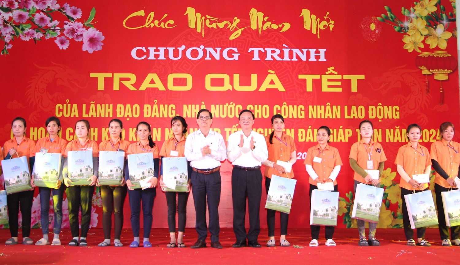 Phó Chủ tịch Quốc hội Nguyễn Khắc Định thăm, chúc Tết công nhân có hoàn cảnh khó khăn tại KCN Suối Dầu và người nghèo tại huyện Cam Lâm, Khánh Hòa.