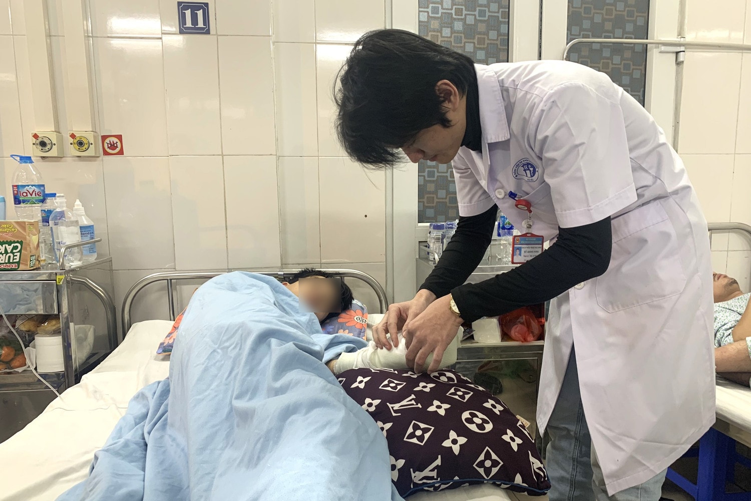 Thay bình ga mini ăn lẩu, thiếu niên 15 tuổi dập nát bàn tay -0
