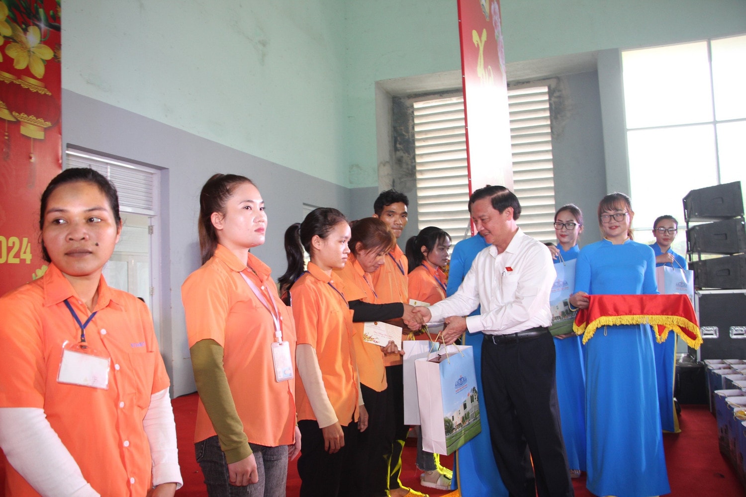 Phó Chủ tịch Quốc hội Nguyễn Khắc Định thăm, chúc Tết công nhân có hoàn cảnh khó khăn tại KCN Suối Dầu và người nghèo tại huyện Cam Lâm, Khánh Hòa.