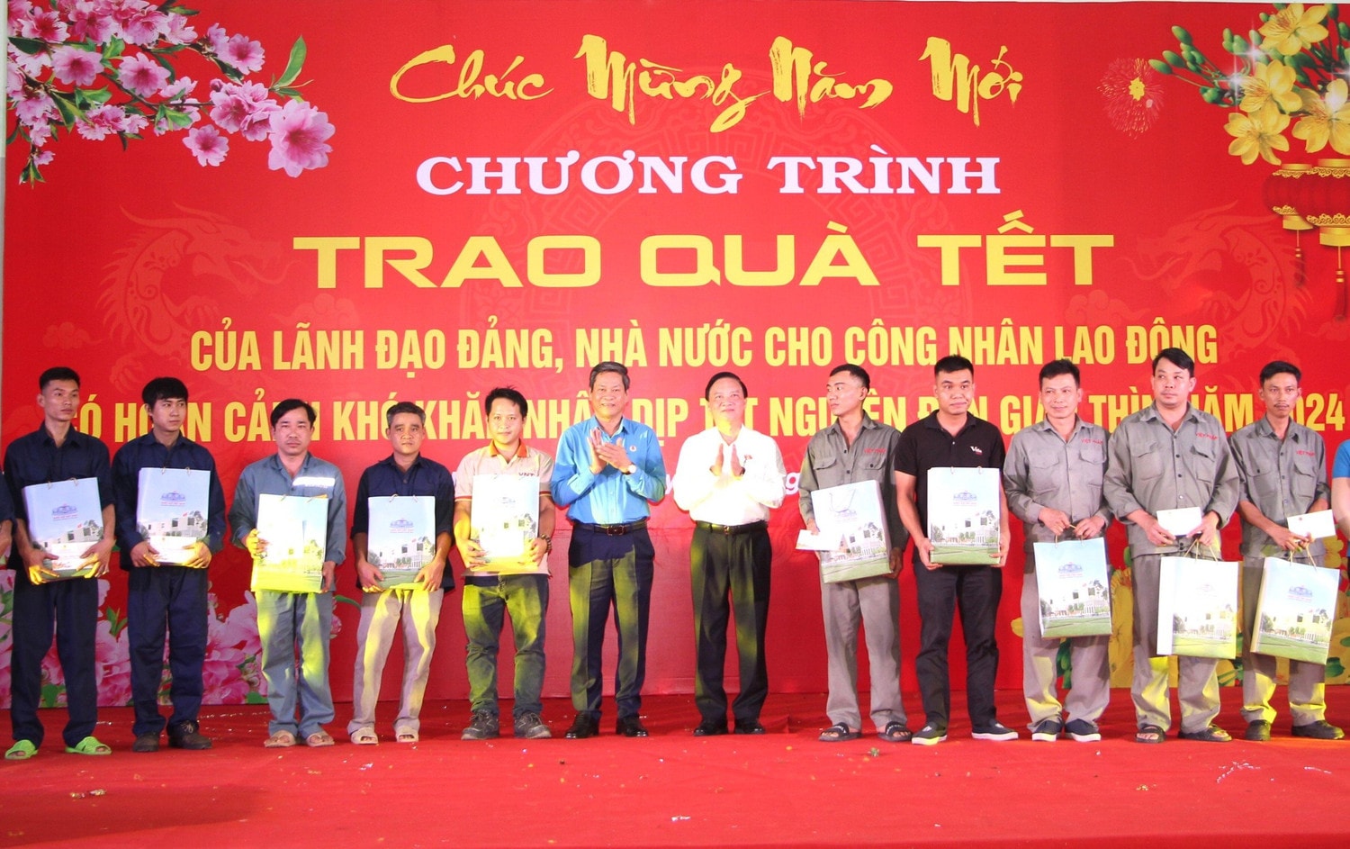 Phó Chủ tịch Quốc hội Nguyễn Khắc Định thăm, chúc Tết công nhân có hoàn cảnh khó khăn tại KCN Suối Dầu và người nghèo tại huyện Cam Lâm, Khánh Hòa. -0
