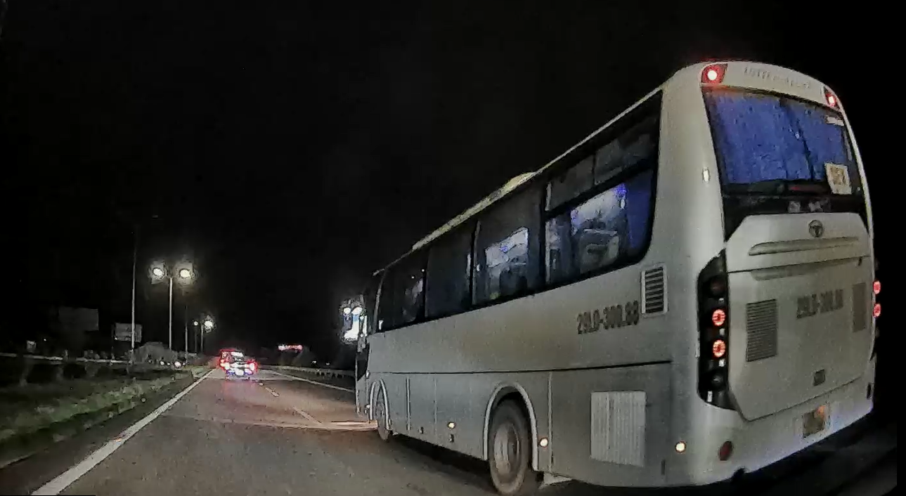 Xe khách đánh võng chèn ép xe tải trên cao tốc Hà Nội – Bắc Giang -0