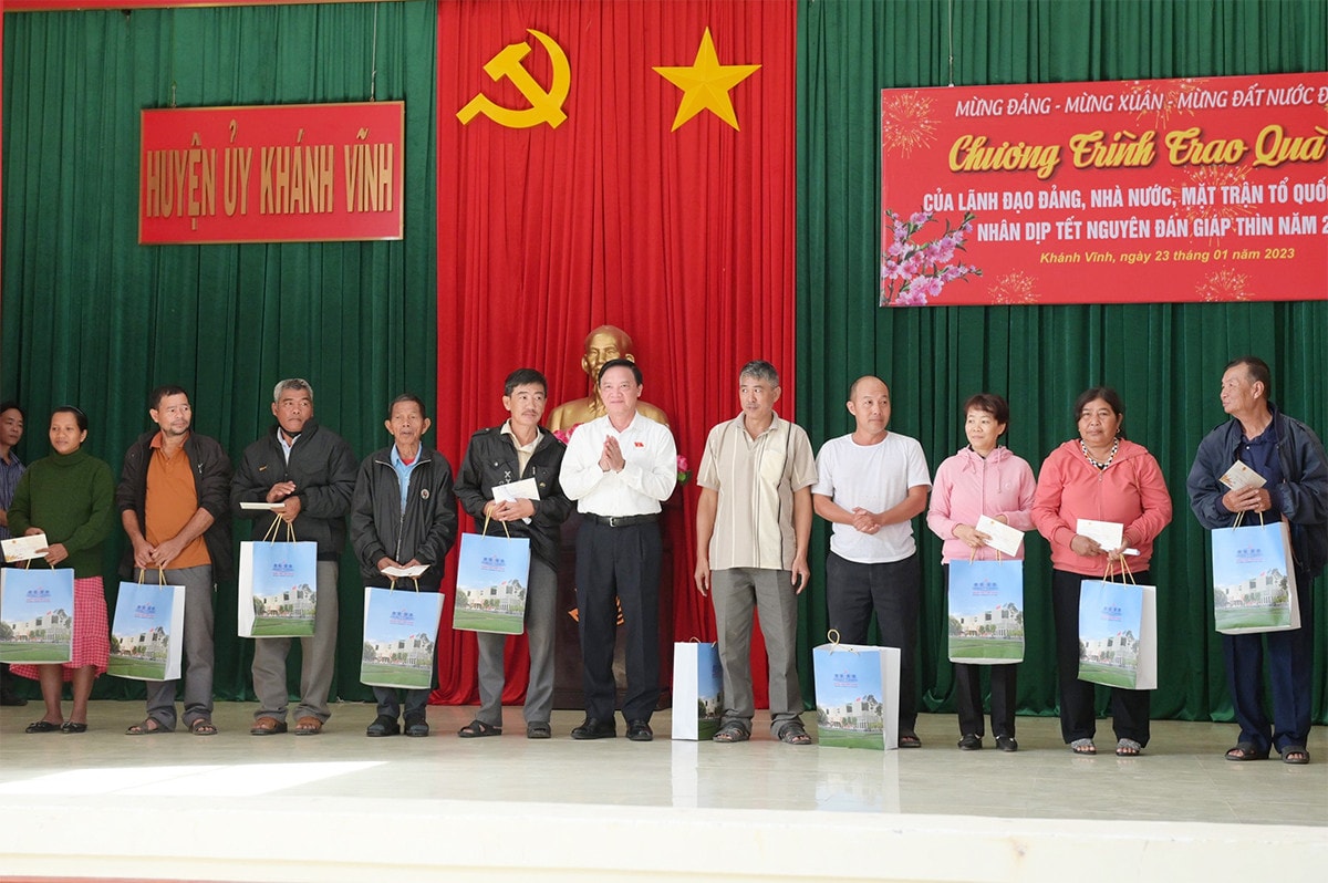 Phó Chủ tịch Quốc hội Nguyễn Khắc Định thăm, tặng quà tết tại TP. Nha Trang và huyện Khánh Vĩnh, tỉnh Khánh Hoà