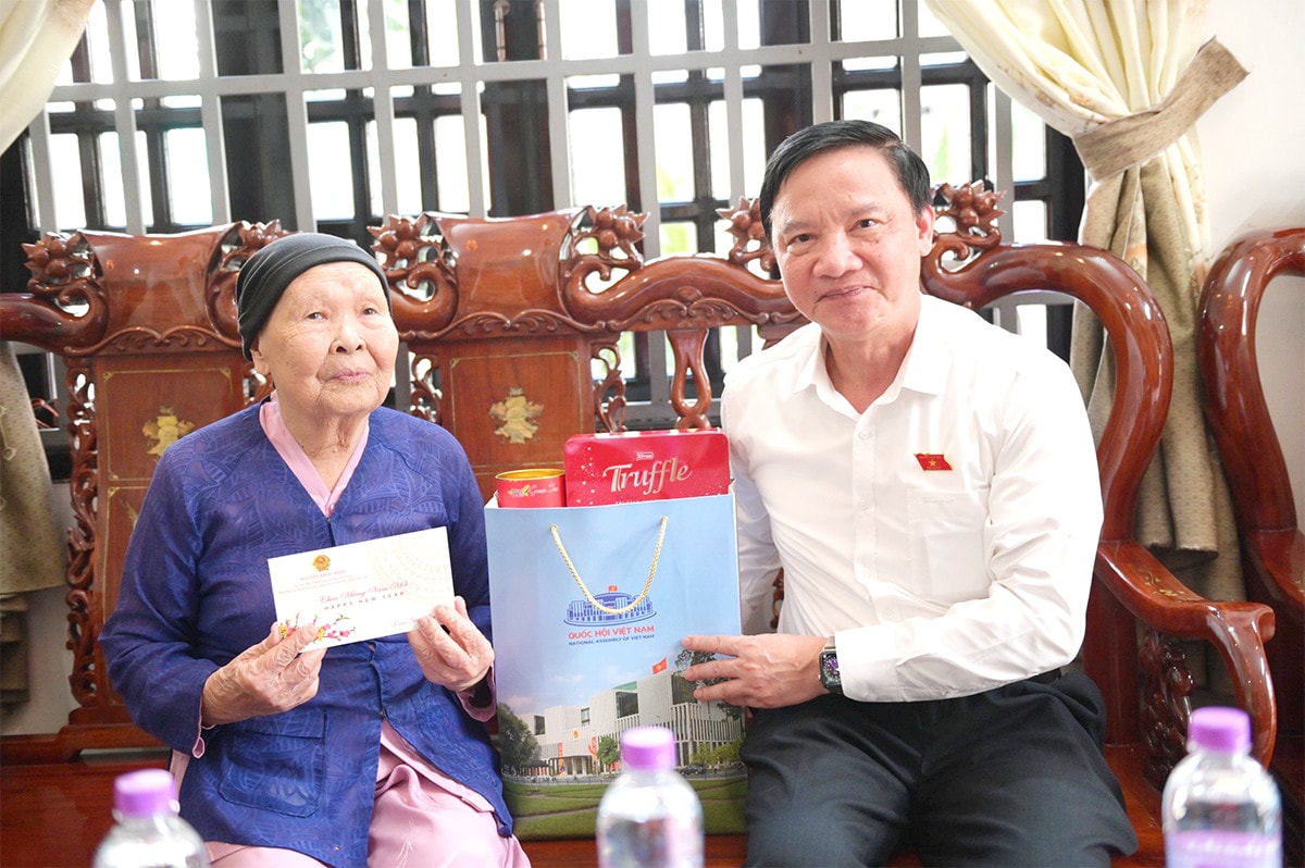 Phó Chủ tịch Quốc hội Nguyễn Khắc Định thăm, tặng quà tết tại TP. Nha Trang và huyện Khánh Vĩnh, tỉnh Khánh Hoà
