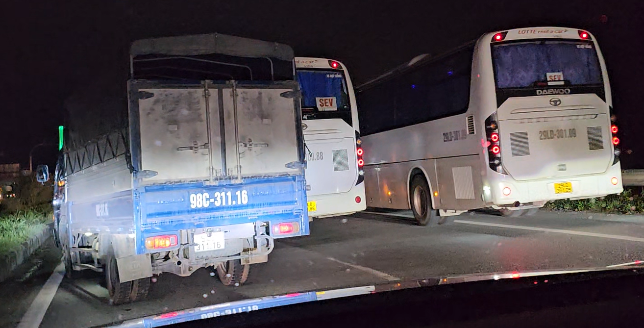 Xe khách đánh võng chèn ép xe tải trên cao tốc Hà Nội – Bắc Giang -0