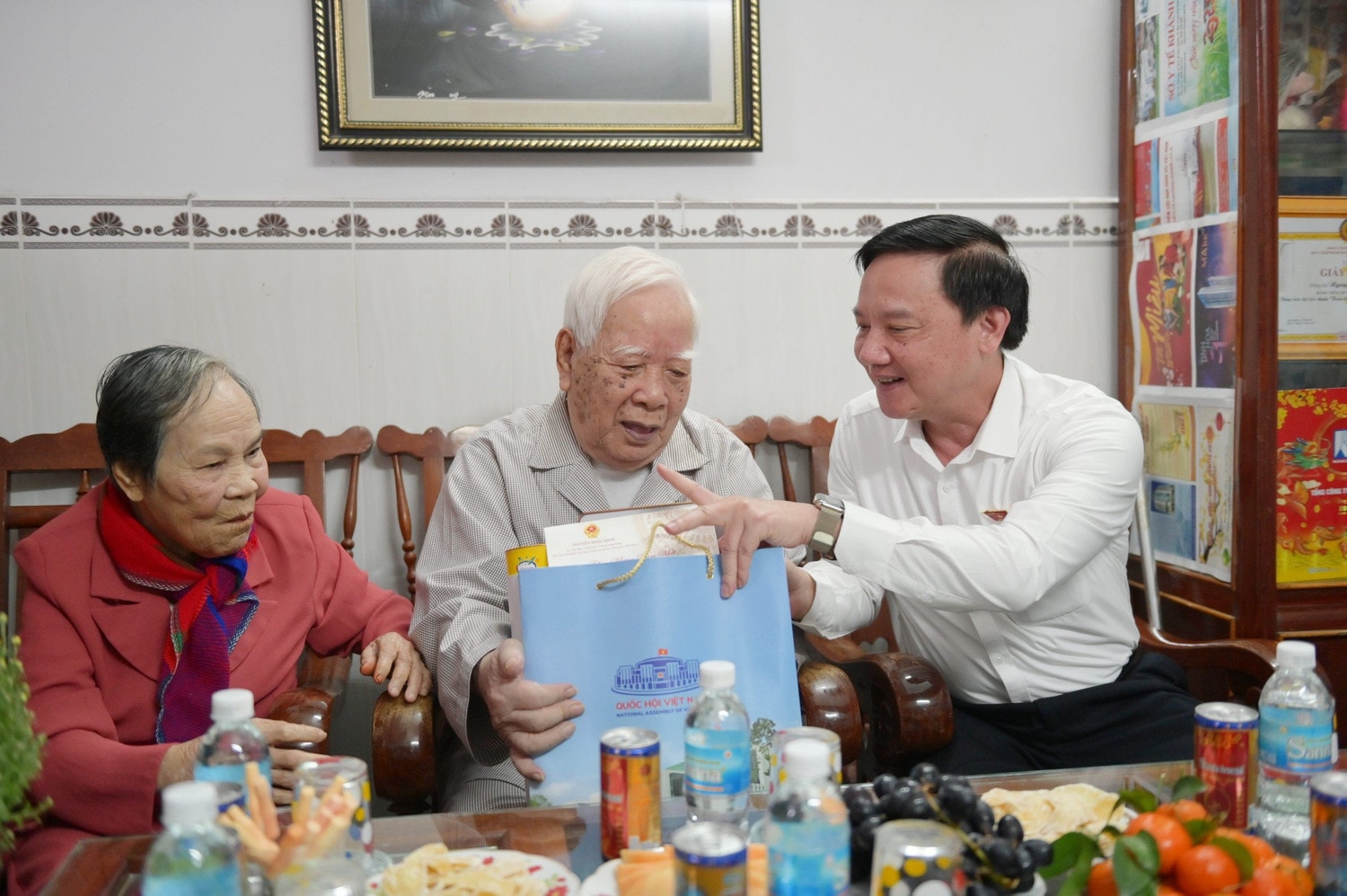 Phó Chủ tịch Quốc hội Nguyễn Khắc Định trao quà cho người dân khó khăn, gia đình có công với cách mạng TP. Nha Trang và huyện Khánh Vĩnh.