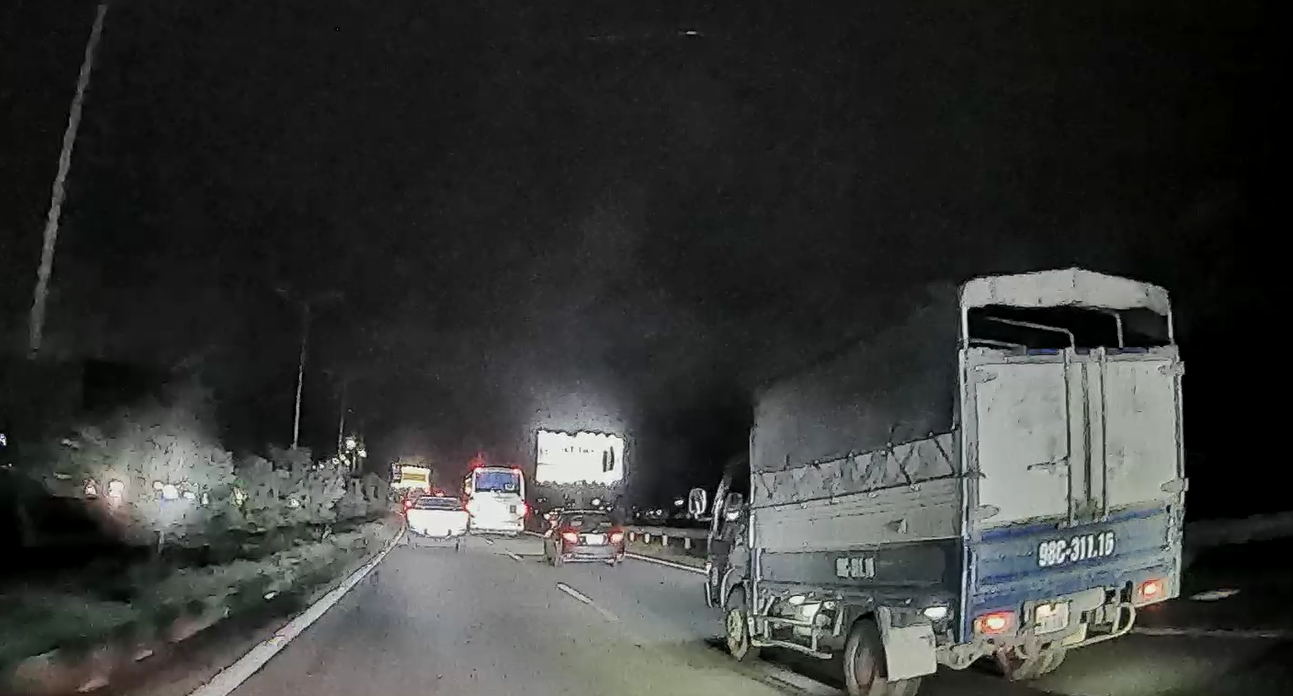 Xe khách đánh võng chèn ép xe tải trên cao tốc Hà Nội – Bắc Giang -0