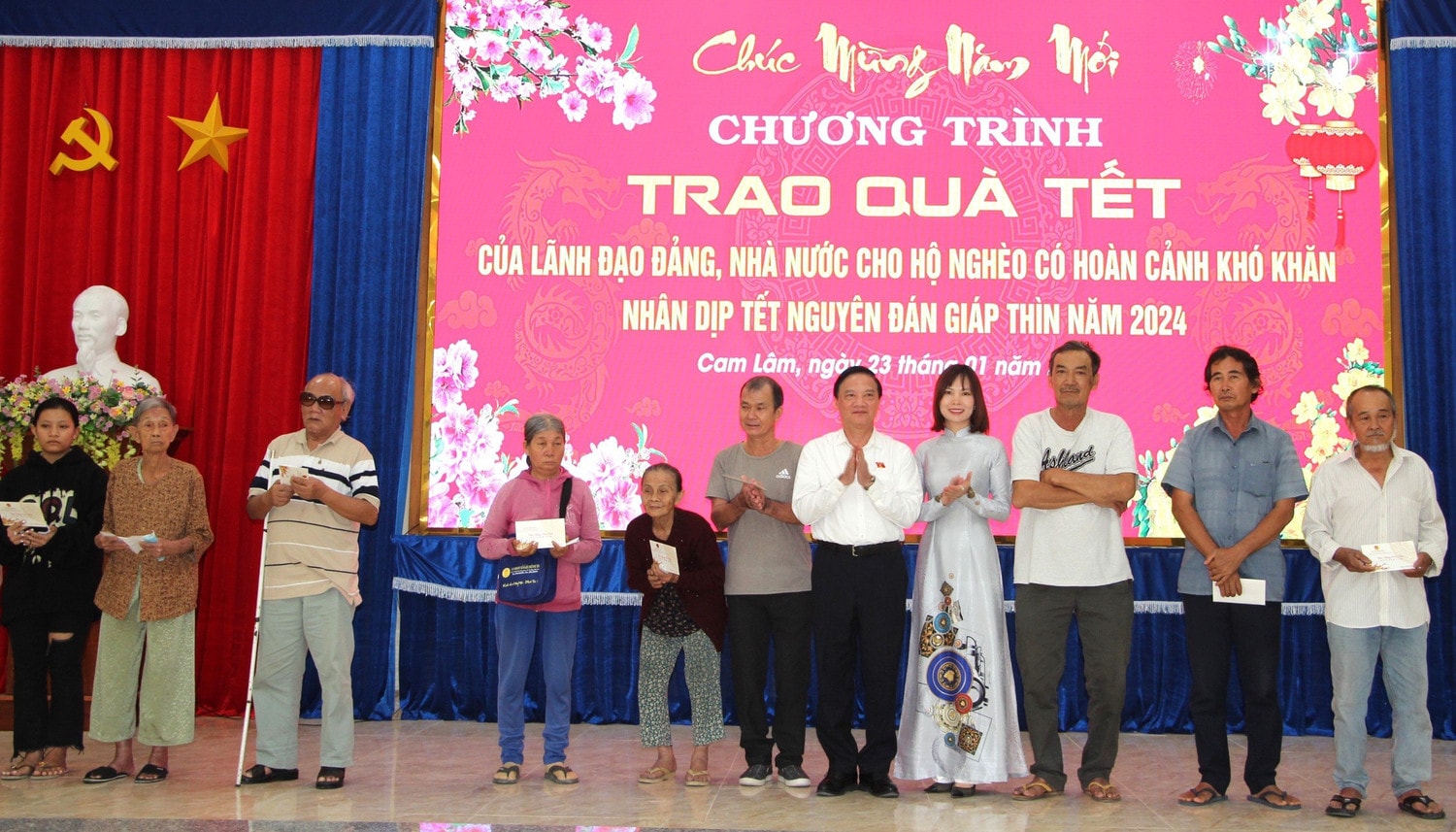Phó Chủ tịch Quốc hội Nguyễn Khắc Định thăm, chúc Tết công nhân có hoàn cảnh khó khăn tại KCN Suối Dầu và người nghèo tại huyện Cam Lâm, Khánh Hòa.