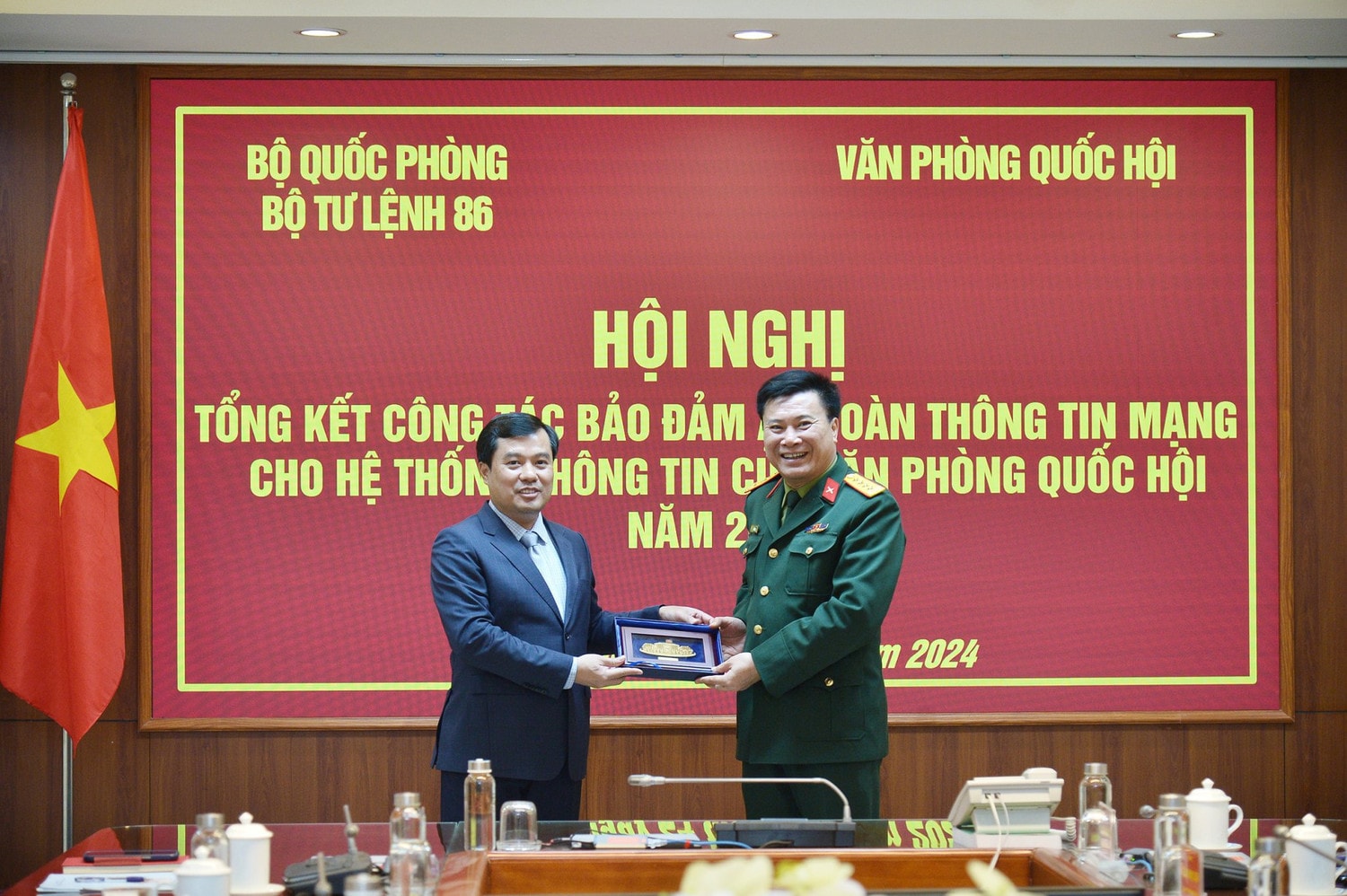 Phó Chủ nhiệm Văn phòng Quốc hội Nguyễn Mạnh Hùng trao quà lưu niệm 