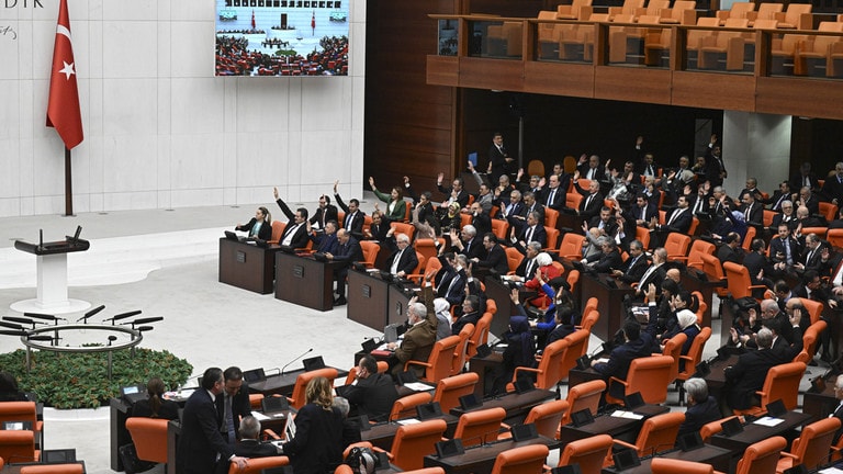 Các nghị sĩ Thổ Nhĩ Kỳ phê chuẩn việc mở rộng NATO -0