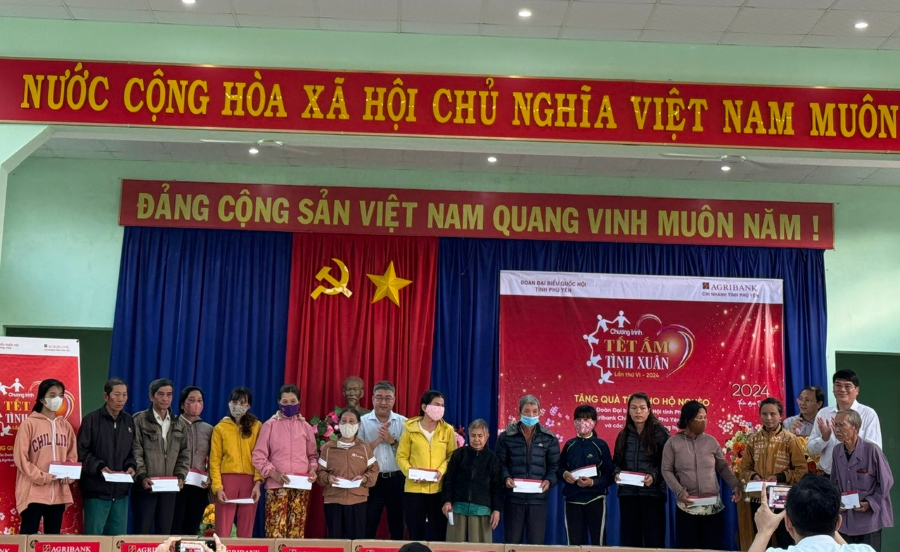 Trao nhà tình nghĩa, máy tính, quà cho gia đình chính sách -0