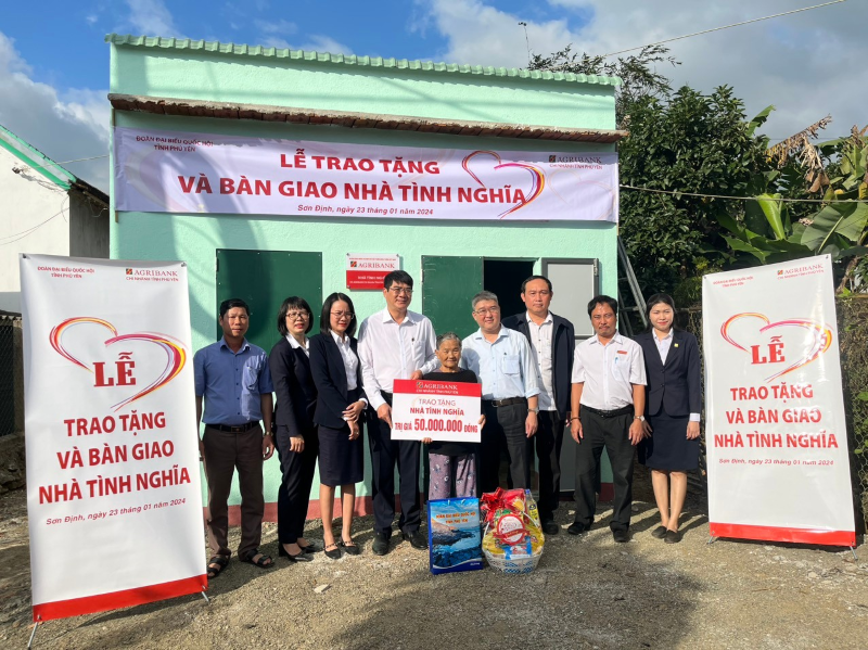 Trao nhà tình nghĩa, máy tính, quà cho gia đình chính sách -0